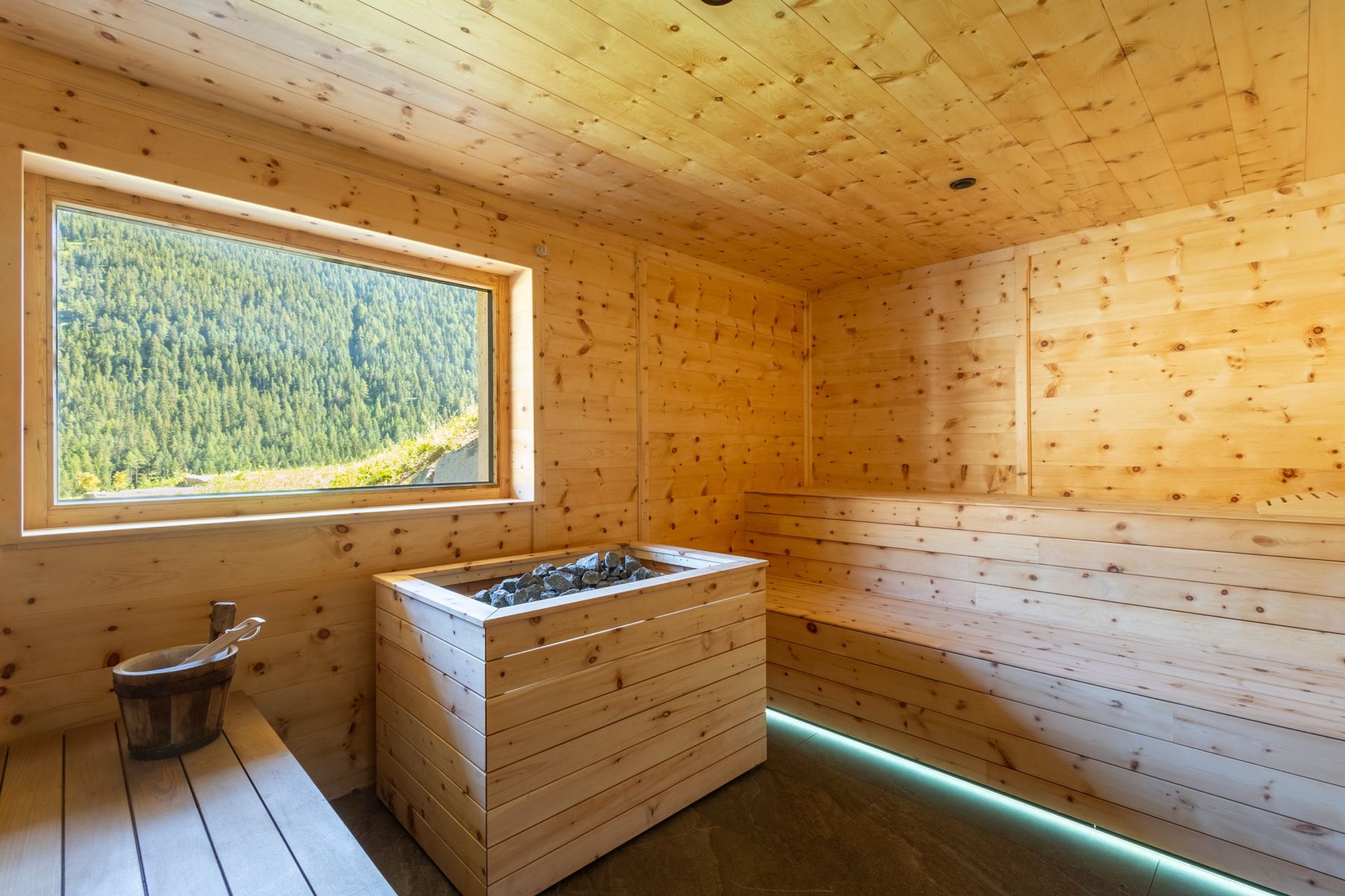 Zirbensauna mit Panoramafenster in den Wald